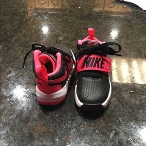 Girls Nike Team Hustle D8 basketball shoes